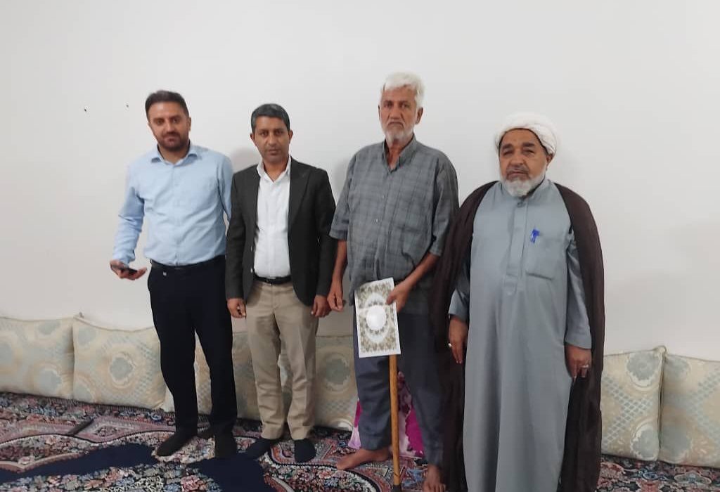 دیدار مسئولان جاسک با خانواده شهید آوندین