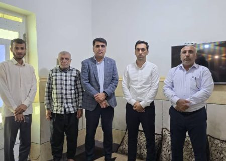 مسئولان جاسک به دیدار خانواده شهید عیدزاده رفتند