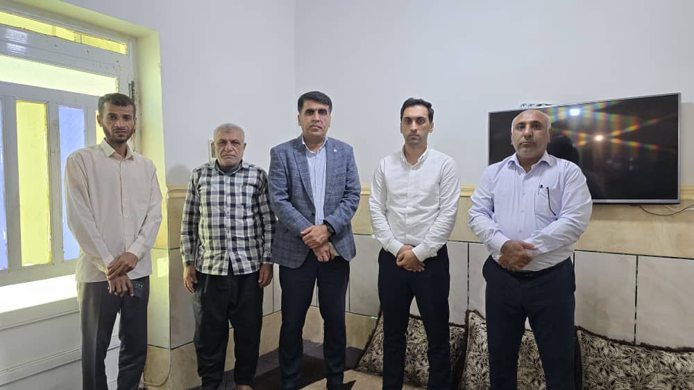 مسئولان جاسک به دیدار خانواده شهید عیدزاده رفتند