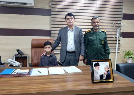 تجلیل فرماندار جاسک از «گروه سرود بچه‌های حاج قاسم» محله غریب‌آباد