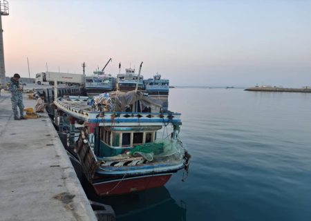 توقیف لنج صید ترال غیرمجاز در آب‌های جاسک/ ۵ متهم و ادوات صید ضبط شد