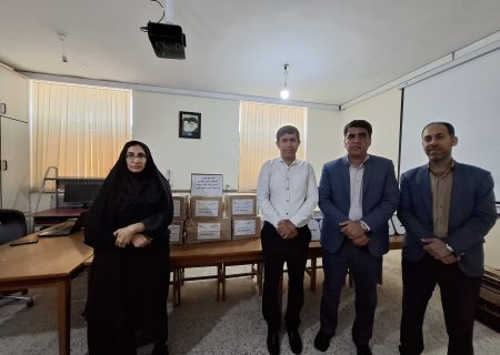 اهدای بسته‌های آموزشی قلم‌چی به دانش‌آموزان مناطق محروم جاسک آغاز شد