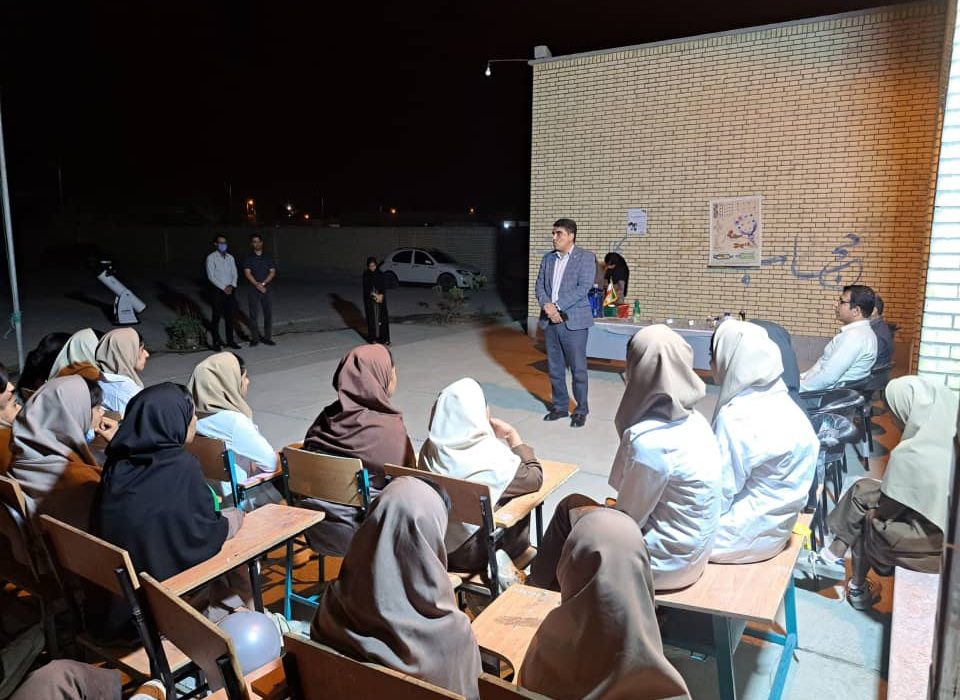 دانش‌آموزان جاسک کهنه ماه و زحل را رصد کردند