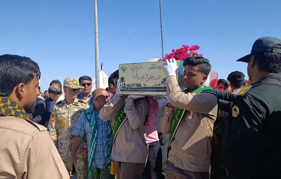 پیکر مطهر شهید گمنام بر روی دستان مردم بندرجاسک