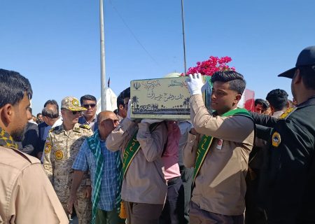 پیکر مطهر شهید گمنام بر روی دستان مردم بندرجاسک