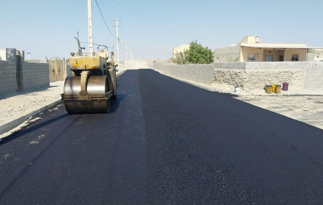 عملیات آسفالت معابر روستای آغوشک خشکاری بندرجاسک آغاز شد