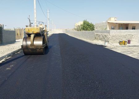 عملیات آسفالت معابر روستای آغوشک خشکاری بندرجاسک آغاز شد
