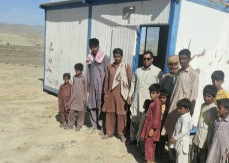 استقرار کانکس آموزشی برای دانش‌آموزان روستای گوا جاسک پس از مهاجرت به پیشانی‌کنده