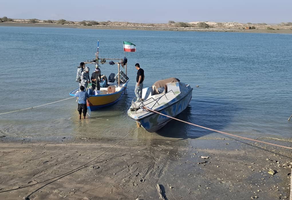 توقیف قایق ترال متخلف در آب‌های غرب جاسک