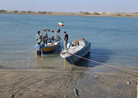 توقیف قایق ترال متخلف در آب‌های غرب جاسک