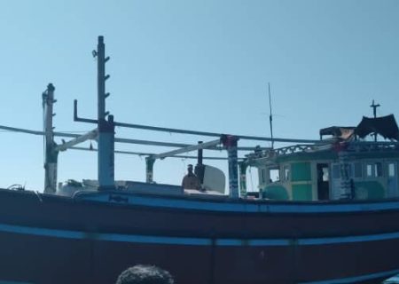 توقیف لنج صیادی ترال در آب‌های جاسک