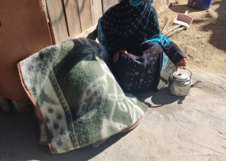 اهدا 100 پتو به کپرنشینان محله یکبنی جاسک