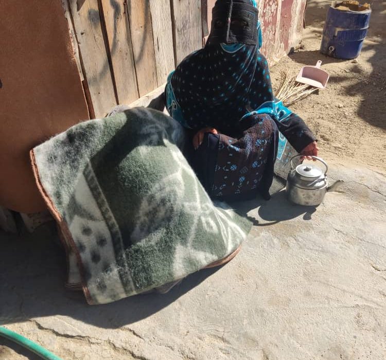 اهدا 100 پتو به کپرنشینان محله یکبنی جاسک