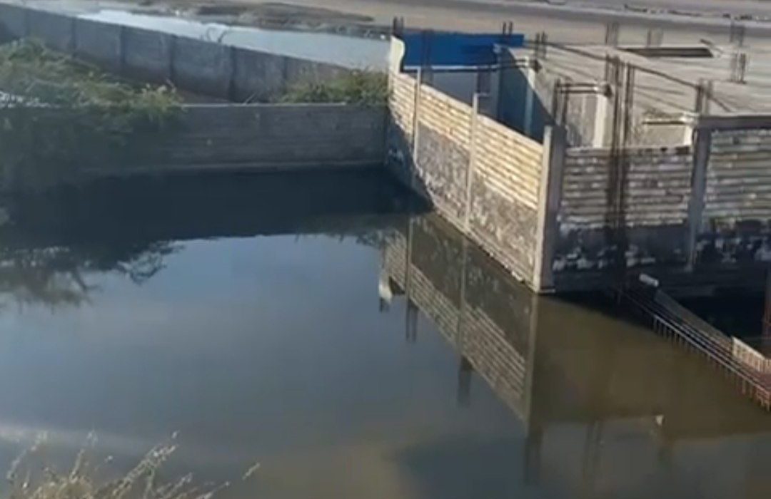 برخی محله های جاسک همچنان در بحران سیل هستند