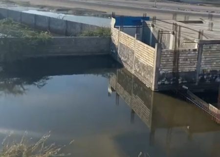 برخی محله های جاسک همچنان در بحران سیل هستند