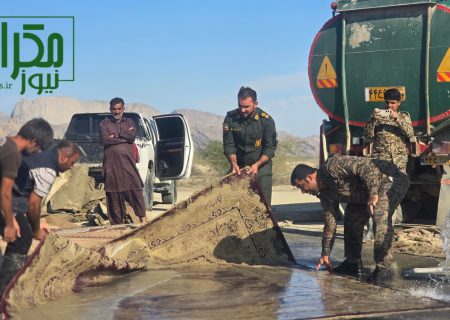 بسیجیان و اعضای ستاد اجرایی فرمان امام(ره) فرش‌های سیل‌زده روستای باغان جاسک را شستند/تصاویر