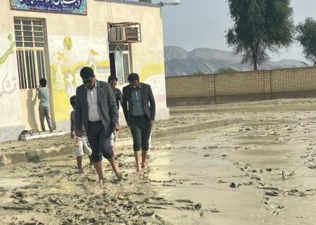 عملیات پاکسازی مدارس غرب جاسک در پی بارندگی‌های اخیر آغاز شد