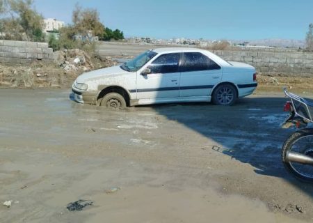 برخی از محلات بندر جاسک همچنان زیر آب هستند