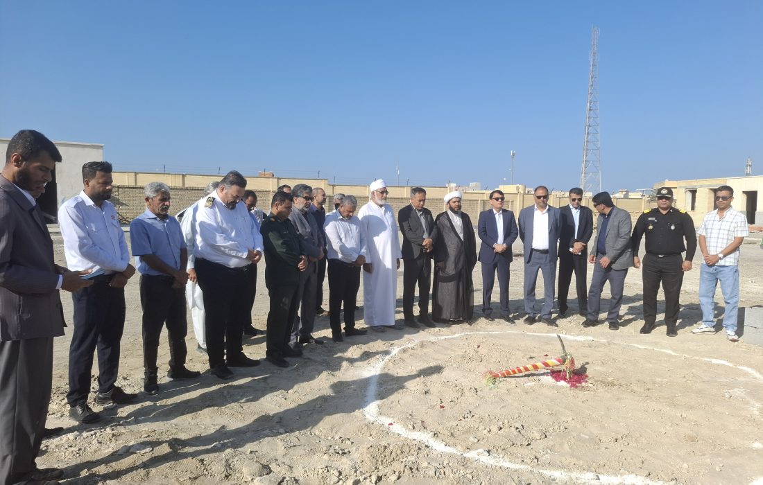 کلنگ‌زنی مدرسه ۸ کلاسه در جاسک