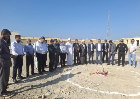کلنگ‌زنی مدرسه ۸ کلاسه در جاسک
