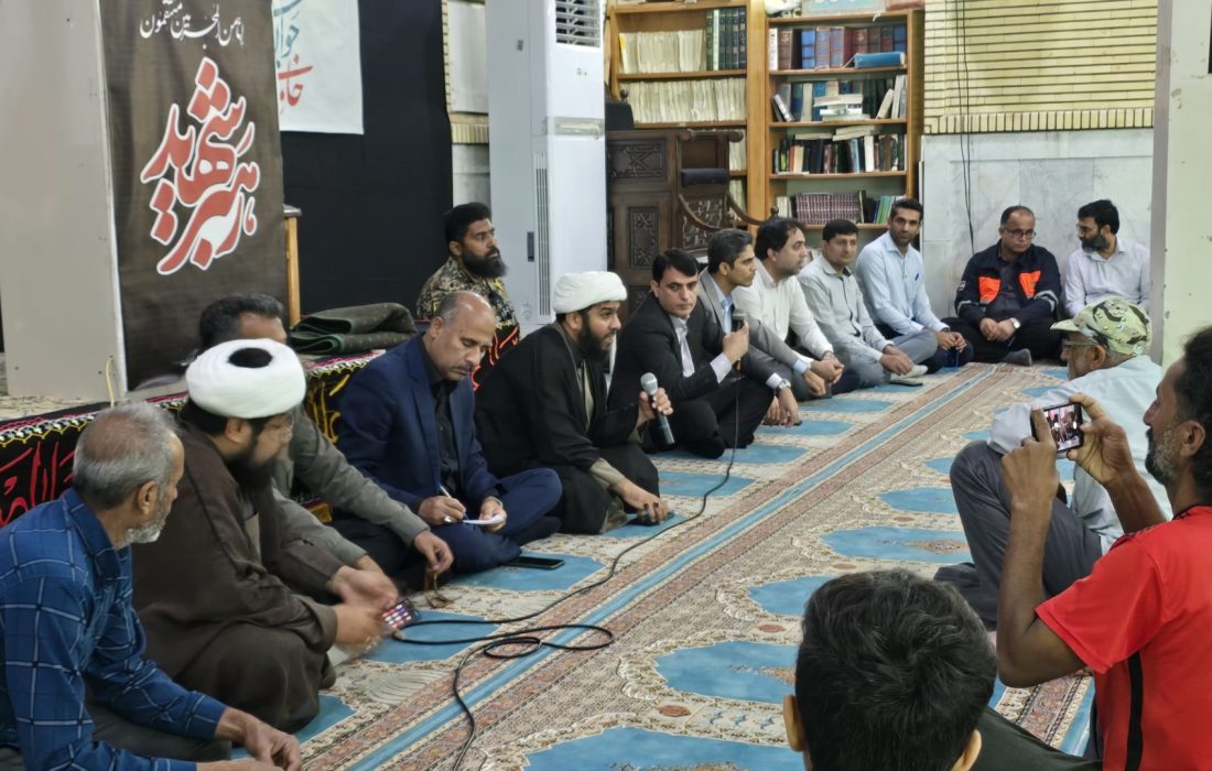 میز خدمت ادارات جاسک در حاشیه نماز جمعه برپا شد/پیگیری پرونده لنج‌داران و جبران خسارات