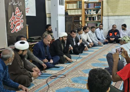 میز خدمت ادارات جاسک در حاشیه نماز جمعه برپا شد/پیگیری پرونده لنج‌داران و جبران خسارات