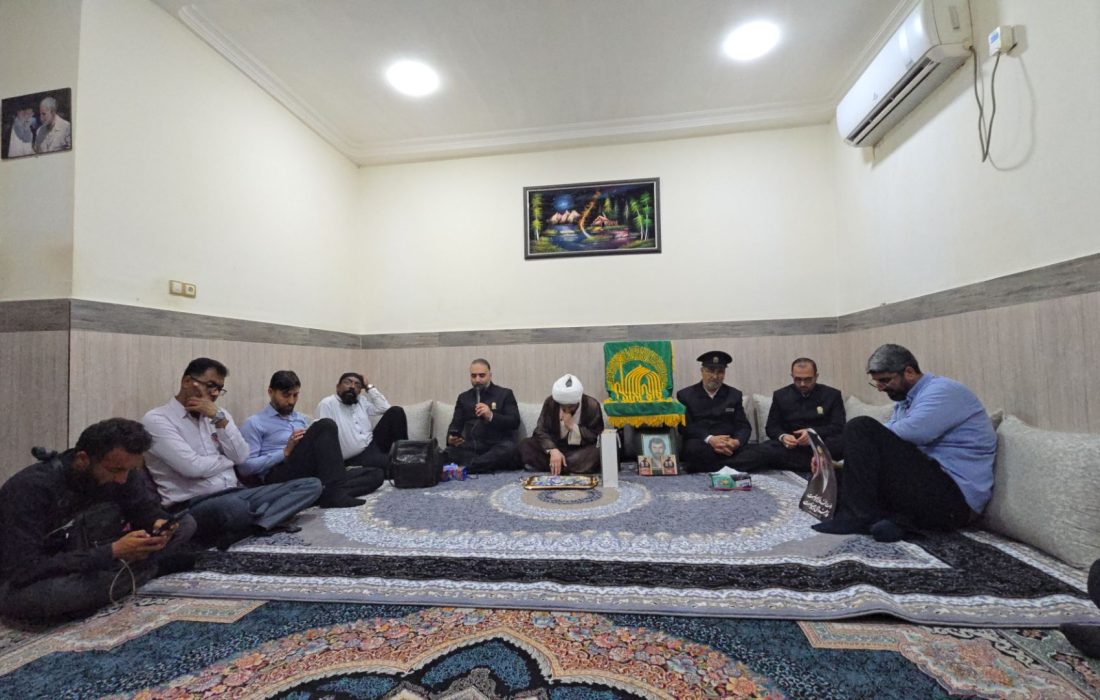 حضور خادمان آستان قدس رضوی در منزل شهدای جاسک؛ ادای احترام به خانواده‌های شهیدان شمس‌الدینی و روشنی/تصاویر