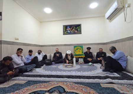 حضور خادمان آستان قدس رضوی در منزل شهدای جاسک؛ ادای احترام به خانواده‌های شهیدان شمس‌الدینی و روشنی/تصاویر