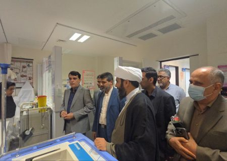 دیدار جمعی از مسئولان جاسک با کادر درمان و عیادت از بیماران بیمارستان خاتم الانبیا (ص)