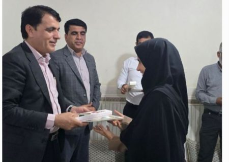 تجلیل فرماندار و مدیر آموزش و پرورش جاسک از فرهنگیان مدرسه روستای سورگلم 