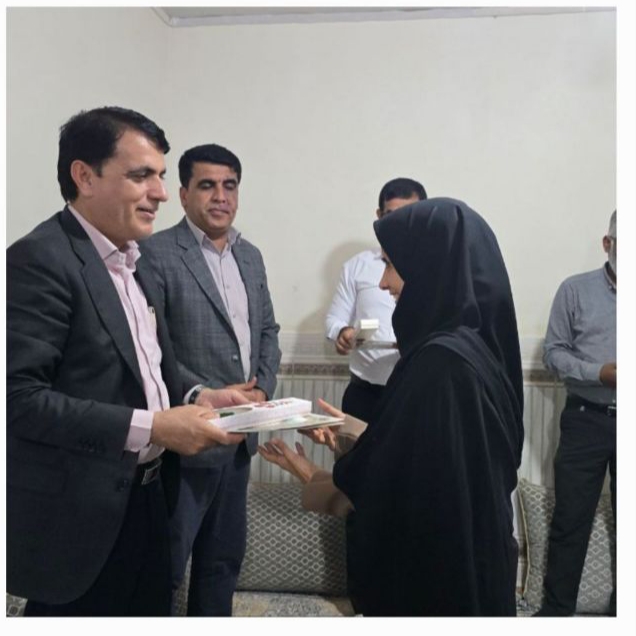 تجلیل فرماندار و مدیر آموزش و پرورش جاسک از فرهنگیان مدرسه روستای سورگلم 