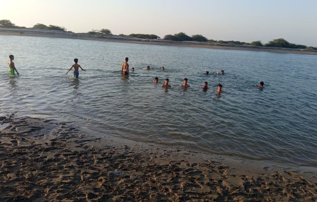 مسابقات شنای دریایی در بندرجاسک برگزار شد