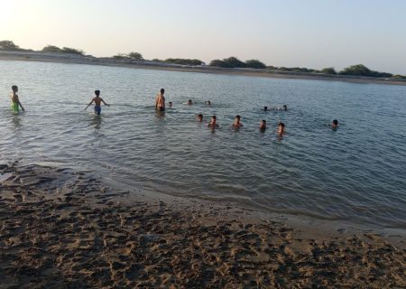 مسابقات شنای دریایی در بندرجاسک برگزار شد