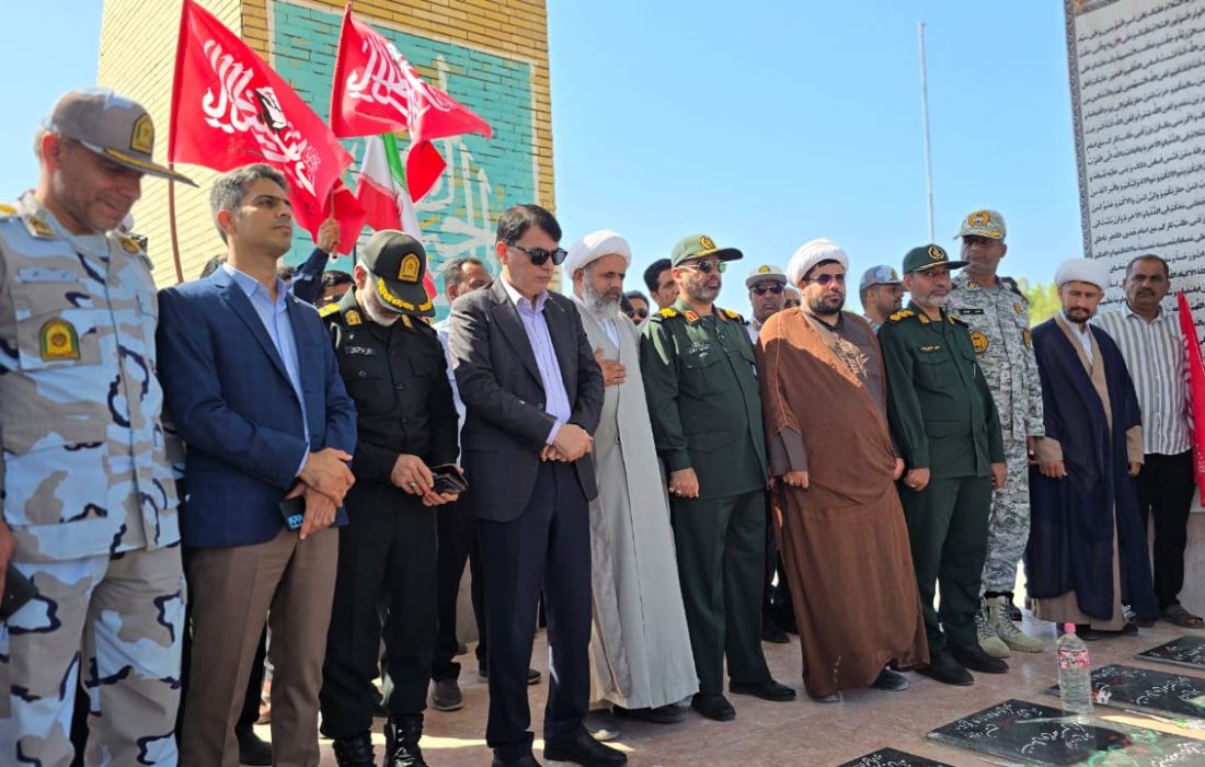 مزار شهدای جاسک عطر افشانی و غبارروبی شد