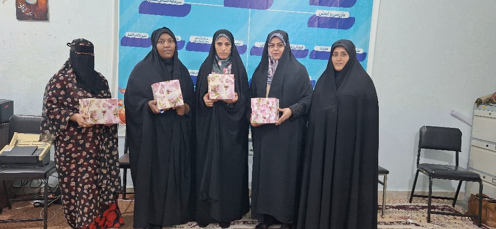 تجلیل از فرماندهان پایگاه‌های حوزه حضرت خدیجه(س) سپاه جاسک در هفته دفاع مقدس