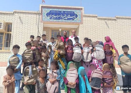 توزیع لوازم‌التحریر میان دانش‌آموزان ۱۷ روستای جاسک