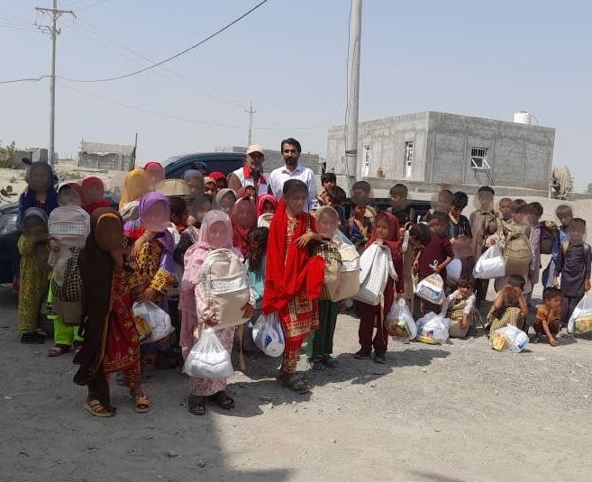 بسته‌های لوازم‌التحریر هلال‌احمر به دستان دانش‌آموزان ۱۲ روستای جاسک رسید
